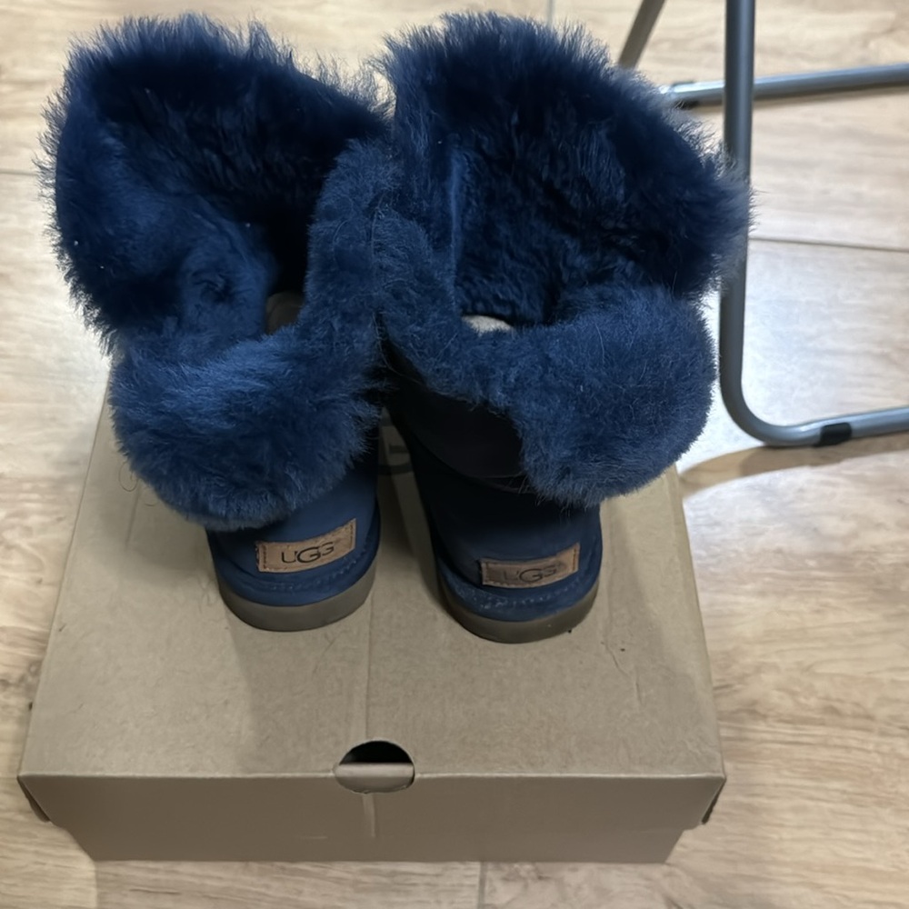 Uggs - Good Condition - Size 6 With Box Included - image 3